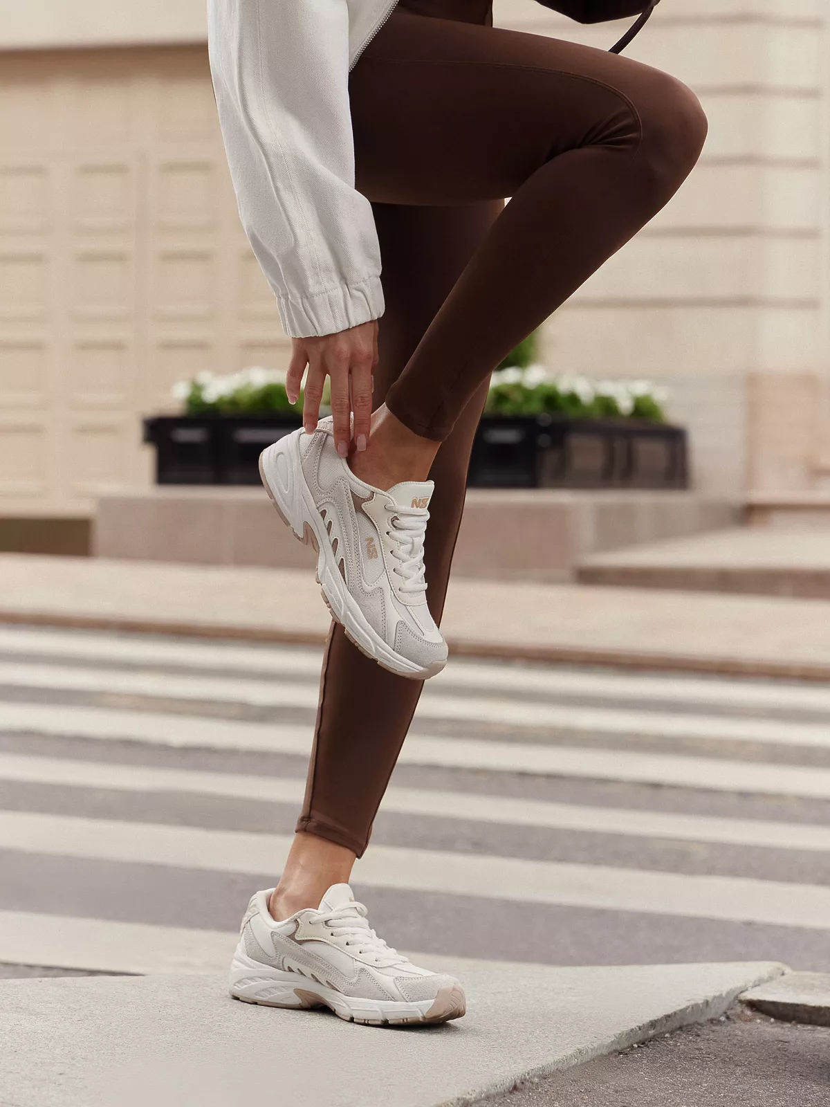 Кроссовки женские