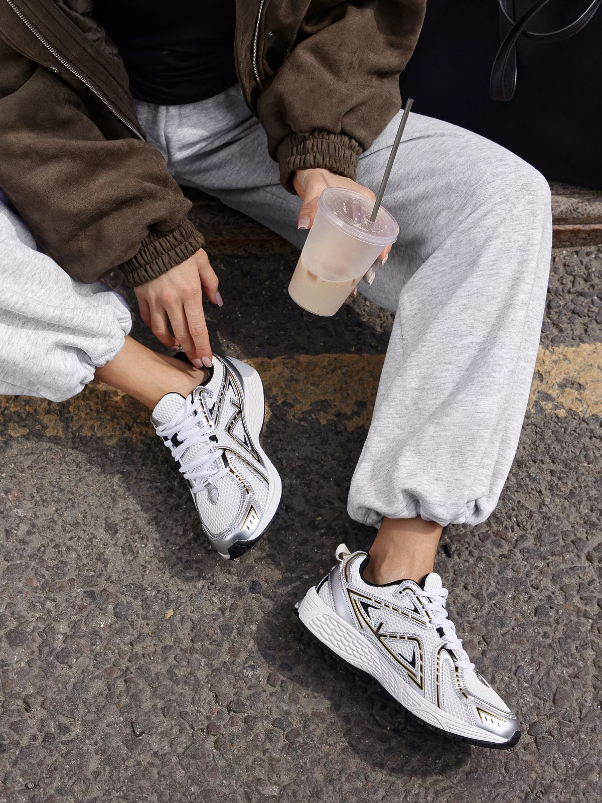 Кроссовки женские