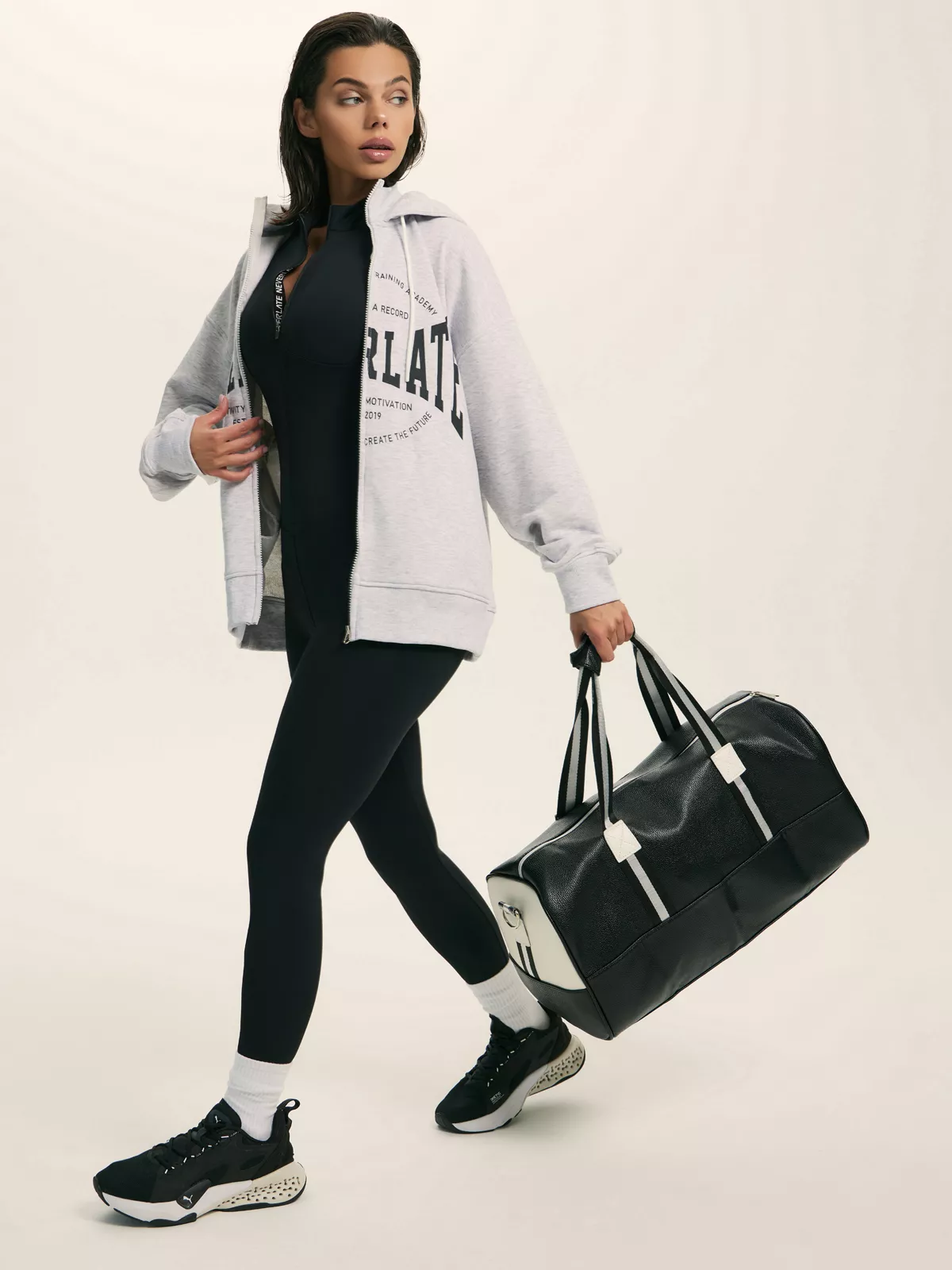 Моделирующий комбинезон с фигурным вырезом на спине